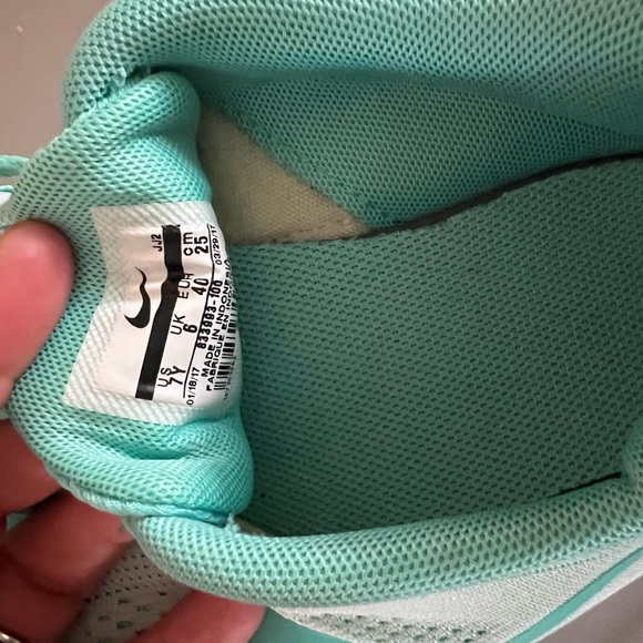 Big girls turquoise color Nike sneakers 7 youth - Picture 4 of 5